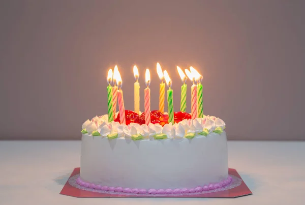 White biirthday cake with candles — Stock Photo, Image