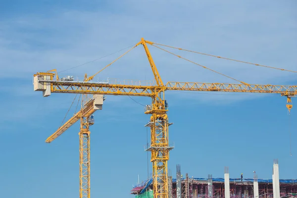Budownictwo przemysłowe żurawia z błękitnego nieba — Zdjęcie stockowe