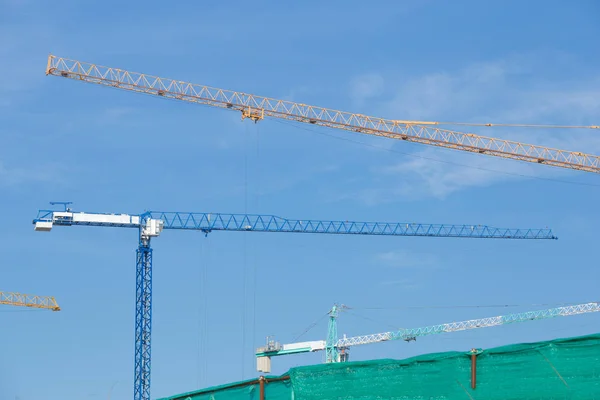 Budownictwo przemysłowe żurawia z błękitnego nieba — Zdjęcie stockowe
