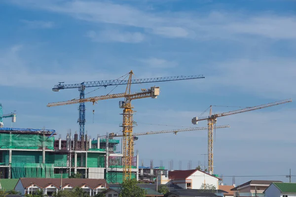 Grúa de construcción industrial con cielo azul —  Fotos de Stock