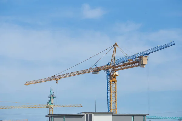 Grúa de construcción industrial con cielo azul —  Fotos de Stock