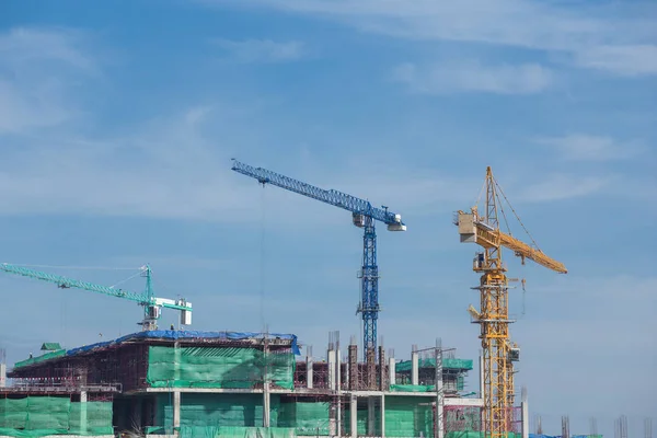 Grúa de construcción industrial con cielo azul —  Fotos de Stock