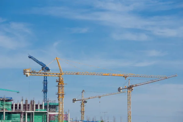 Mavi gökyüzü ile endüstriyel inşaat vinç — Stok fotoğraf