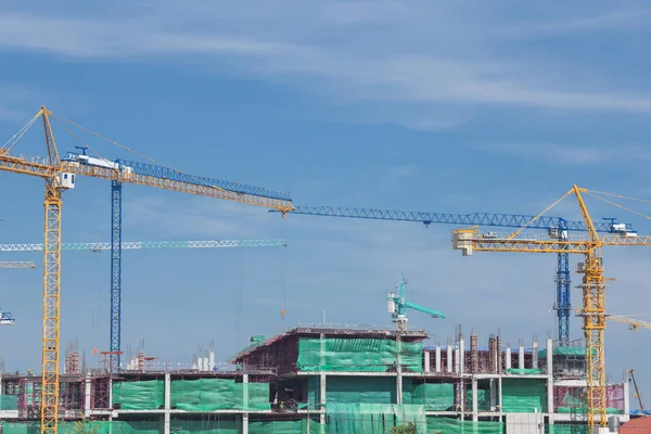 Gökyüzü arka plan ile endüstriyel inşaat vinç — Stok fotoğraf