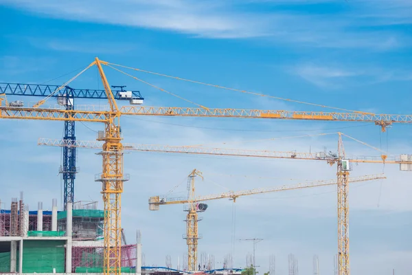 Gökyüzü arka plan ile endüstriyel inşaat vinç — Stok fotoğraf