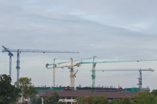 Industriebaukran mit Himmel — Stockfoto