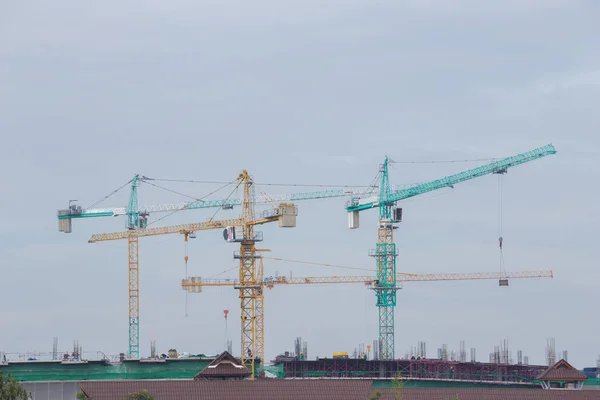 Průmyslové stavby jeřáb s oblohou — Stock fotografie