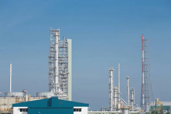 Нефтеперерабатывающий завод с небом — стоковое фото
