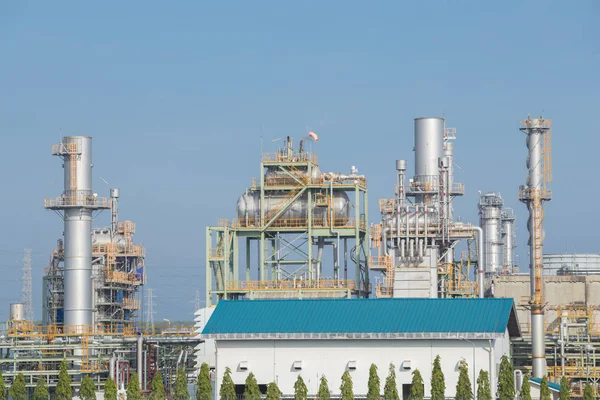 Нефтеперерабатывающий завод с небом — стоковое фото