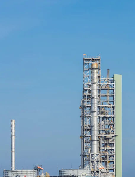 Refinaria de petróleo planta industrial com céu — Fotografia de Stock