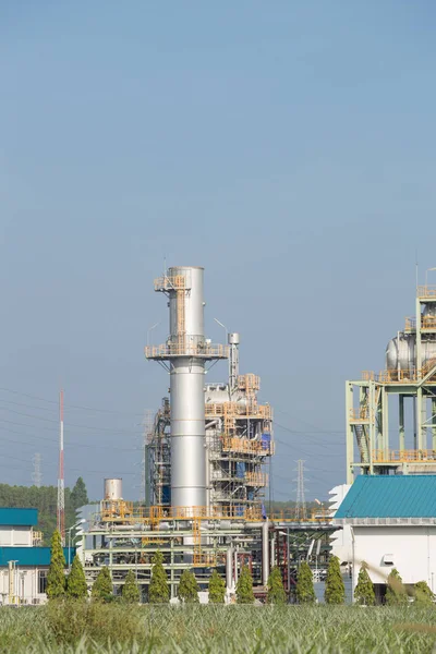 工业炼油厂与天空 — 图库照片