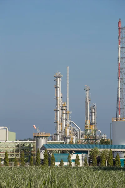 Refinaria de petróleo planta industrial com céu — Fotografia de Stock