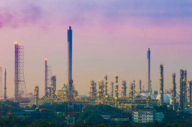 Petrol rafineri sanayi tesisi ile gök