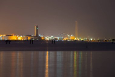 elektrik santrali yakınındaki deniz ceket gece, Rayong, Tayland
