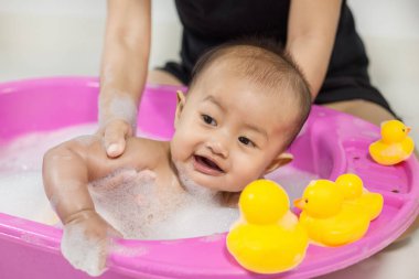 Bebek Banyo küvet ve köpük kabarcıkları ile oynamak