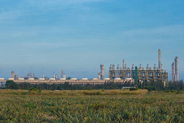 Refinaria de petróleo planta industrial com céu — Fotografia de Stock