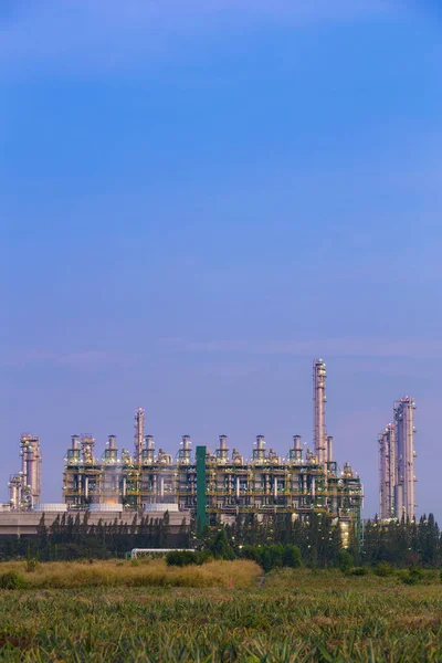 Refinaria de petróleo planta industrial com céu — Fotografia de Stock