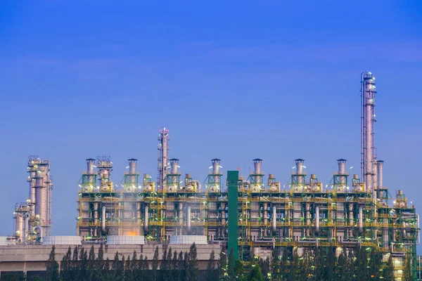 Refinaria de petróleo planta industrial com céu — Fotografia de Stock