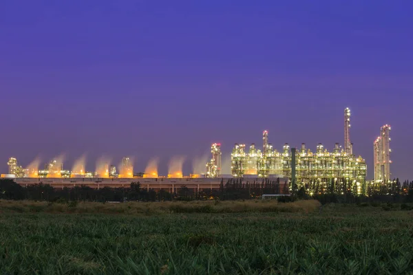 Industrieanlage einer Ölraffinerie mit Himmel — Stockfoto