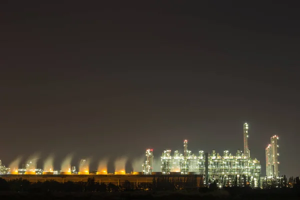 Oil refinery industrial plant at night — Stock Photo, Image