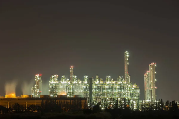 Refinaria de petróleo planta industrial à noite — Fotografia de Stock