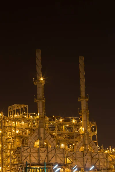 Refinaria de petróleo planta industrial à noite — Fotografia de Stock