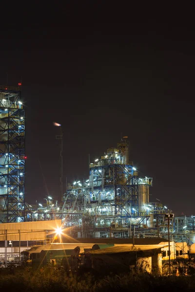 Refinaria de petróleo planta industrial à noite — Fotografia de Stock