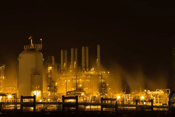 Refinaria de petróleo planta industrial à noite — Fotografia de Stock