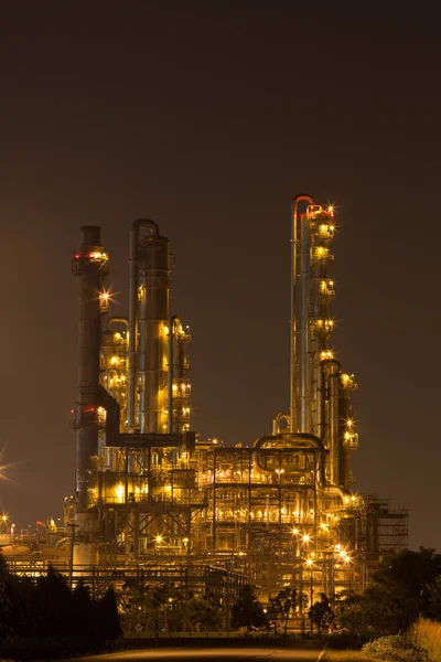 Olie raffinaderij fabrieksinstallaties bij nacht — Stockfoto
