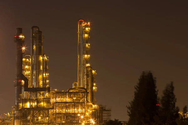 Ropy naftowej rafinerii przemysłowych roślin w nocy — Zdjęcie stockowe