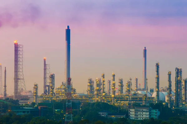 Refinaria de petróleo planta industrial com céu — Fotografia de Stock