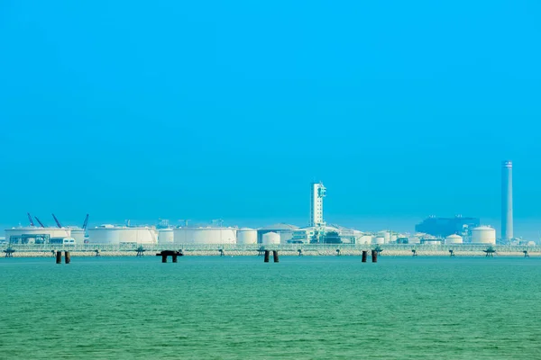 Электростанция рядом с морем, Районг, Таиланд — стоковое фото