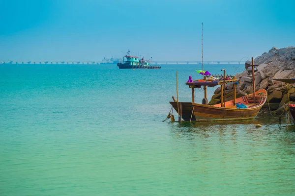 Sea and Thai fishing boat with blue sky — Stock Photo, Image