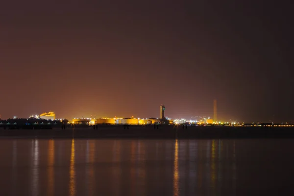 Centrale elettrica vicino al mare di notte, Rayong, Thailandia — Foto Stock