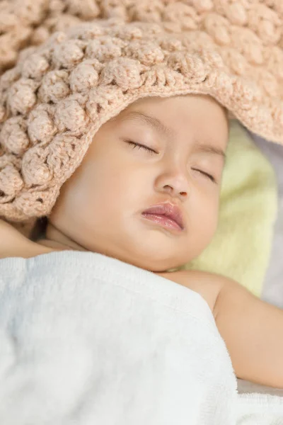 Bebê dormindo na cama no quarto — Fotografia de Stock