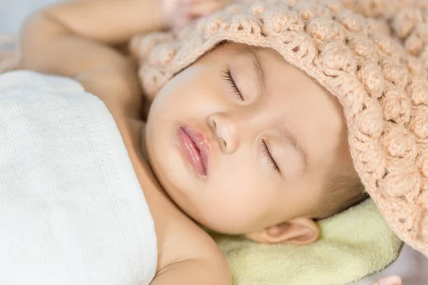 Bebê dormindo na cama no quarto — Fotografia de Stock