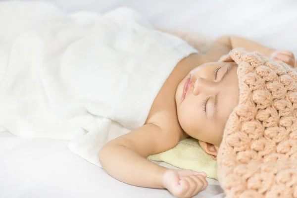 Bebê dormindo na cama no quarto — Fotografia de Stock