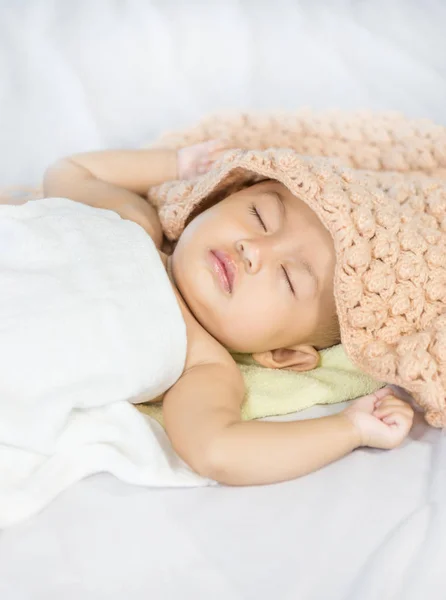 Bebê dormindo na cama no quarto — Fotografia de Stock