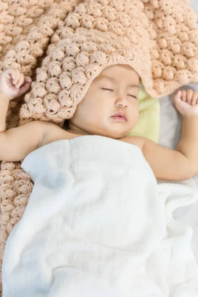 Bebê dormindo na cama no quarto — Fotografia de Stock