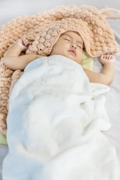 Bebé durmiendo en la cama en el dormitorio —  Fotos de Stock