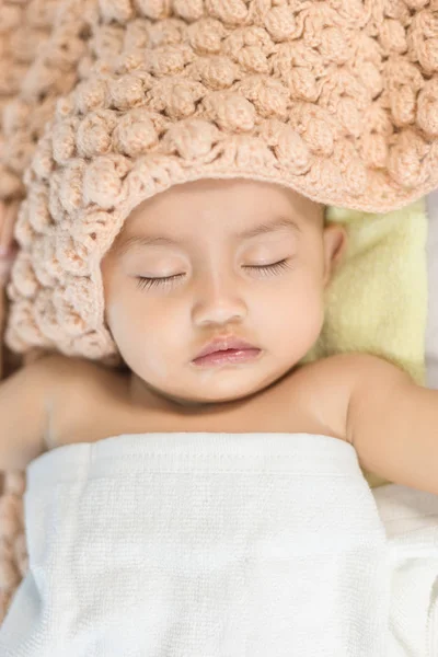 Bebê dormindo na cama no quarto — Fotografia de Stock