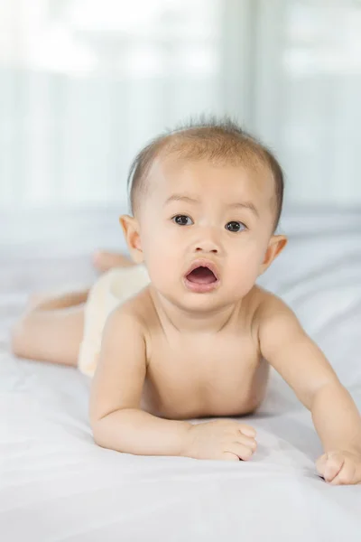 Porträt eines Babys auf einem Bett im Schlafzimmer — Stockfoto