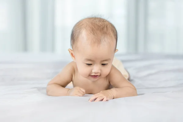 Porträt eines Babys auf einem Bett im Schlafzimmer — Stockfoto
