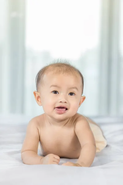 Retrato del bebé en una cama en el dormitorio —  Fotos de Stock