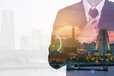 İşadamı çift pozlama takım karşı kravat bağlama