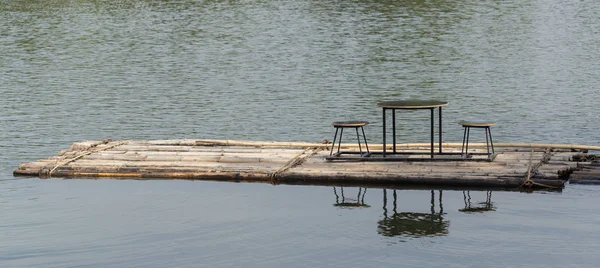 Бамбукові плоти плавають у річковому та обідньому столах та стільці — стокове фото