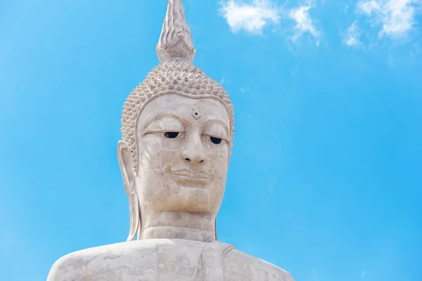 Grote boeddhabeeld met sky tempel Wat Phu Manorom voetafdruk, — Stockfoto