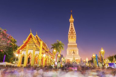 Kimliği belirsiz mevsimlik insanlar töreni Wat Phra ki ibadet için 