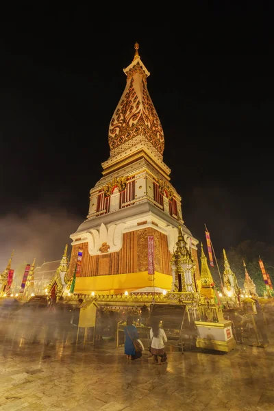 Ceremonia de la gente para adorar a la hermosa en Wat Phra Thatphanom — Foto de Stock