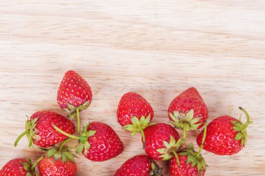 Ahşap arka plan üzerinde taze olgun çilek